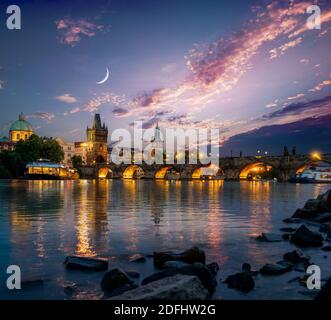 Dämmerung über die Karlsbrücke und den Fluss Moldau in Prag Stockfoto