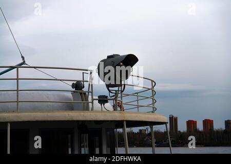 Lichtstrahler vor dem Schiff. Elemente der Ausrüstung von Flussschiffen. Mittel zur Förderung der sicheren Schifffahrt im Wassertransport. Stockfoto