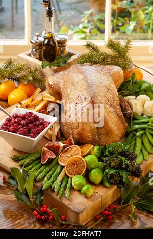 Traditionelle gekochte Gänseweihnachtsessen mit Obst, Gemüse und Preiselbeere. Ungeschliffen Stockfoto