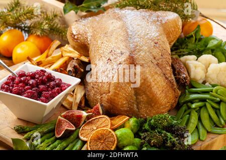 Traditionelle gekochte Gänseweihnachtsessen mit Obst, Gemüse und Preiselbeere. Ungeschliffen Stockfoto