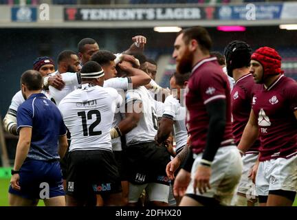 Fidschi-Spieler feiern, nachdem Teamkollege Johnny Dyer (Mitte) beim Herbstnationen-Cup-Spiel im BT Murrayfield-Stadion in Edinburgh den zweiten Versuch ihrer Mannschaft erzielt hat. Stockfoto