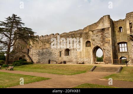 Die wichtigste Vorhangmauer in den Ruinen von Newark Castle, in Newark-on-Trent, Nottinghamshire, Großbritannien. Stockfoto