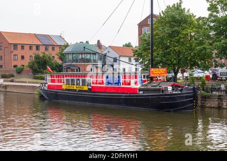 Das Cafe Castle Barge liegt am Fluss Trent in Newark-on-Trent, Nottinghamshire, Großbritannien. Stockfoto