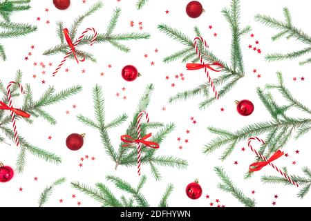 Weihnachtliches Muster aus Tannenzweigen und roter Dekoration auf weißem Hintergrund. Flach liegend, Draufsicht Stockfoto