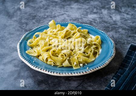 Pappardelle Pasta mit geriebenem Parmesan-Käse par in Teller bereit zu servieren und zu essen. Traditionelles Gericht. Stockfoto