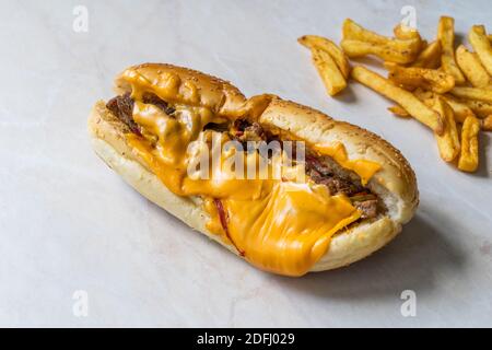 Philly Cheese Steak Sandwich mit geschmolzenem Cheddar-Käse und Kartoffeln Ready to Eat Fast Food. Stockfoto