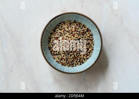 RAW Mixed Tricolor / dreifarbiges Quinoa in Schale. Gebrauchsfertig. Stockfoto