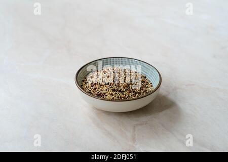 RAW Mixed Tricolor / dreifarbiges Quinoa in Schale. Gebrauchsfertig. Stockfoto