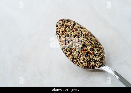 RAW Mixed Tricolor / dreifarbige Quinoa in Löffel. Gebrauchsfertig. Stockfoto