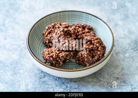 Gesunde Bio-Snacks Puffreis mit Amaranth Schokolade. Bereit zum Essen. Stockfoto