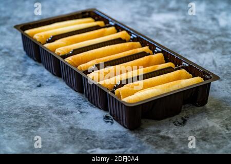 Krumkake. Tschechische Pirouette Kekse (Parizske Pecivo). Hergestellt mit einem Teig wie Pfannkuchen Teig, Wafer Cookies gibt es in Kunststoff-Container Stockfoto