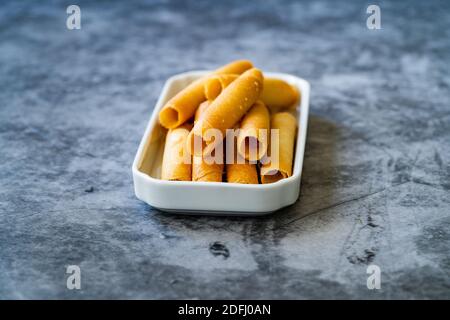 Krumkake. Tschechische Pirouette Kekse (Parizske Pecivo). Hergestellt mit einem Teig wie Pfannkuchen Teig, Wafer Cookies existieren. Bereit zu essen und SE Stockfoto