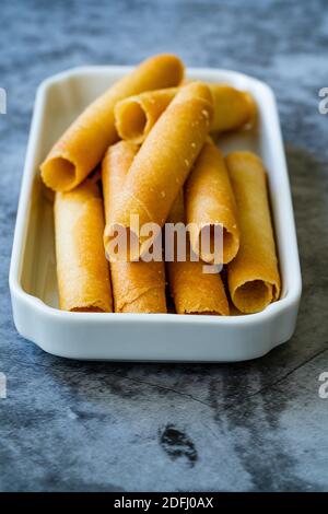 Krumkake. Tschechische Pirouette Kekse (Parizske Pecivo). Hergestellt mit einem Teig wie Pfannkuchen Teig, Wafer Cookies existieren. Bereit zu essen und SE Stockfoto