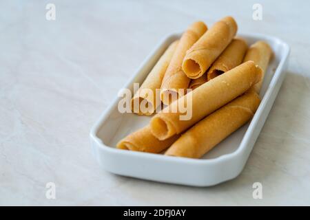 Krumkake. Tschechische Pirouette Kekse (Parizske Pecivo). Hergestellt mit einem Teig wie Pfannkuchen Teig, Wafer Cookies existieren. Bereit zu essen und SE Stockfoto