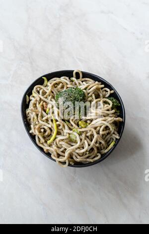 Vegetarische oder vegane Midori-Nudel mit Kokosmilch, Edamame-Bohnen, Broccoli, grüner Curry-Sauce und Spinat. Bereit zu essen und zu servieren. Stockfoto