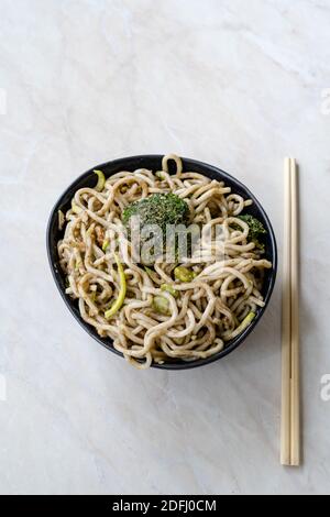 Vegetarische oder vegane Midori-Nudel mit Kokosmilch, Edamame-Bohnen, Broccoli, grüner Curry-Sauce und Spinat. Bereit zu essen und zu servieren. Stockfoto