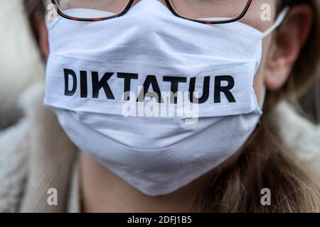 05. Dezember 2020, Bremen: Ein Demonstrator trägt eine Maske mit der Aufschrift "dictatorship". Das Bundesverfassungsgericht hat das Verbot einer geplanten "Querdenker"-Demonstration gegen die Corona-Politik bestätigt. Die bisherigen Instanzen hatten ihre Entscheidungen unter anderem durch die hohe Zahl der erwarteten Teilnehmer und eine Bedrohung der Öffentlichkeit gerechtfertigt. Bei der Demonstration der Initiative "Lateral Thinking 421" unter dem Motto "Nationwide Festival for Peace and Freedom" wurden bis zu 20,000 Teilnehmer erwartet. Die Polizei bereitete sich auf eine Großoperation vor. Sie hatten es angekündigt Stockfoto