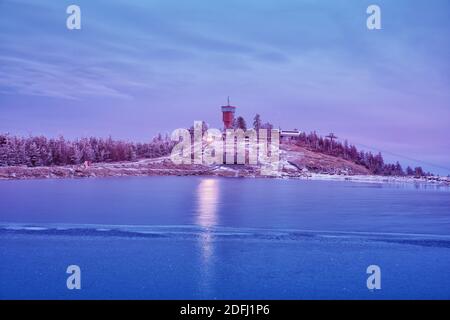 Winter im Harz, Niedersachsen, Deutschland. Gefrorener See in der Abenddämmerung auf dem Wurmberg bei Braunlage. Stockfoto