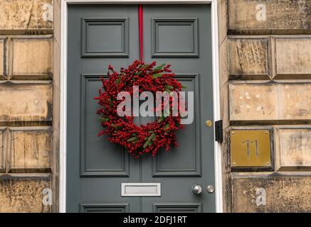 Edinburgh, Schottland, Großbritannien, 5. Dezember 2020. Ein dekorativer weihnachtlicher Weihnachtskranz an der Eingangstür eines georgianischen Stadthauses in der Neustadt Stockfoto