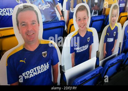 Allgemeine Ansicht von Karton Ausschnitt AFC Wimbledon Fans im Boden vor dem Sky Bet League One Spiel in der Plough Lane, London. Stockfoto