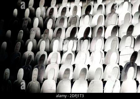 Allgemeine Ansicht von Karton Ausschnitt AFC Wimbledon Fans im Boden vor dem Sky Bet League One Spiel in der Plough Lane, London. Stockfoto