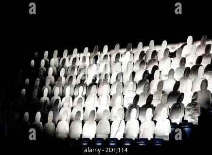 Allgemeine Ansicht von Karton Ausschnitt AFC Wimbledon Fans im Boden vor dem Sky Bet League One Spiel in der Plough Lane, London. Stockfoto