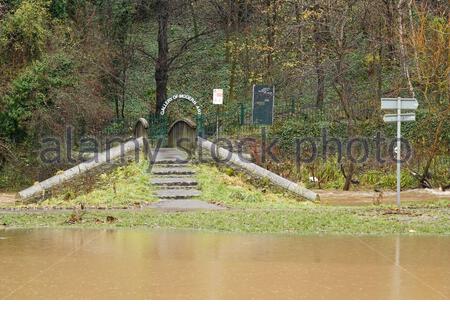 Edinburgh, Schottland, Großbritannien. Dezember 2020. Schneeschmelze und kontinuierlicher Regen führen dazu, dass die Ufer auf dem Wasser von Leith platzen, das schnell fließt und im Spaten mit vielen Wehren und Wasserfällen überfüllt mit turbulentem Weißwasser und der Weg unpassierbar an Stellen, die einen Umweg erfordern. Überschwemmung neben dem Eingang der Galerie für Moderne Kunst. Kredit: Craig Brown/Alamy Live Nachrichten Stockfoto