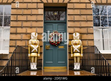 Edinburgh, Schottland, Großbritannien, 5. Dezember 2020. Ein dekorativer weihnachtlicher Weihnachtskranz an der Eingangstür eines georgianischen Stadthauses in der Neustadt Stockfoto