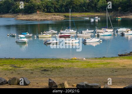 Treguier, Frankreich - 24. August 2019: Hafen in Lezardrieux am Trieux-Fluss im Departement Cotes-d-Armour in der Bretagne im Nordwesten Frankreichs Stockfoto