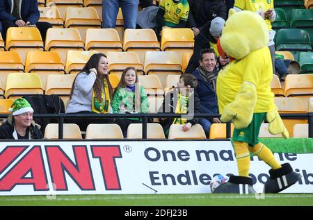 Das Norwich City Maskottchen 'Captain Canary' winkt Fans auf den Tribünen während des Sky Bet Championship Matches in der Carrow Road, Norwich. Stockfoto