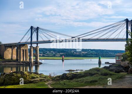 Treguier, Frankreich - 24. August 2019: Die Hängebrücke Pont de Lezardrieux über den Trieux-Fluss im Departement Cotes-d-Armour in der Bretagne Stockfoto
