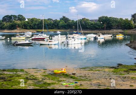 Treguier, Frankreich - 24. August 2019: Hafen in Lezardrieux am Trieux-Fluss im Departement Cotes-d-Armour in der Bretagne im Nordwesten Frankreichs Stockfoto