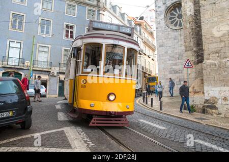 Lissabon - April 01, 2018: traditionelle Straßenbahn Beförderung im Stadtzentrum von Lissabon, Portugal. Die Stadt gehalten alte traditionelle Straßenbahn im Dienst innerhalb der Stockfoto