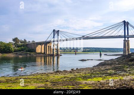Treguier, Frankreich - 24. August 2019: Die Hängebrücke Pont de Lezardrieux über den Trieux-Fluss im Departement Cotes-d-Armour in der Bretagne Stockfoto