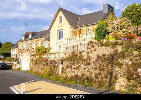 Treguier, Frankreich - 24. August 2019: Waterfront in Treguier oder Landreger ist eine Hafenstadt im Departement Cotes-d-Armor in der Bretagne im Nordwesten Frankreichs Stockfoto