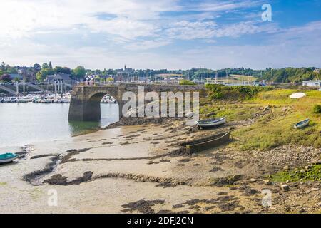 Treguier, Frankreich - 24. August 2019: Anlegeplatz in Treguier oder Landreger ist eine Hafenstadt im Departement Cotes-d-Armor in der Bretagne im Nordwesten Frankreichs Stockfoto