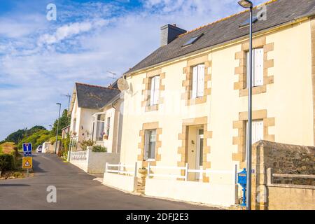 Treguier, Frankreich - 24. August 2019: Waterfront in Treguier oder Landreger ist eine Hafenstadt im Departement Cotes-d-Armor in der Bretagne im Nordwesten Frankreichs Stockfoto