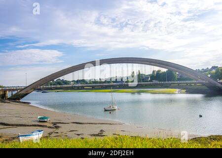 Treguier, Frankreich - 24. August 2019: Brücke in Treguier oder Landreger ist eine Hafenstadt im Departement Cotes-d-Armor in der Bretagne im Nordwesten Frankreichs Stockfoto