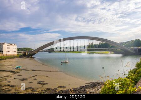 Treguier, Frankreich - 24. August 2019: Brücke in Treguier oder Landreger ist eine Hafenstadt im Departement Cotes-d-Armor in der Bretagne im Nordwesten Frankreichs Stockfoto