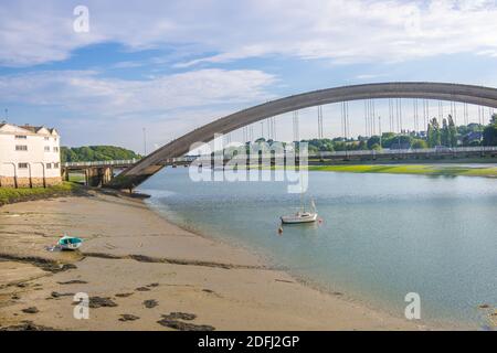 Treguier, Frankreich - 24. August 2019: Brücke in Treguier oder Landreger ist eine Hafenstadt im Departement Cotes-d-Armor in der Bretagne im Nordwesten Frankreichs Stockfoto