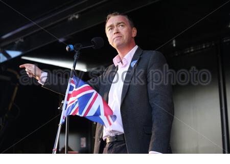 Der liberale Demokrat Tim Farron spricht während der Brexit-Krise in Westminster bei einer Anti-Brexit-Rallye. Stockfoto