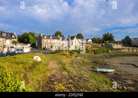 Treguier, Frankreich - 24. August 2019: Waterfront in Treguier oder Landreger ist eine Hafenstadt im Departement Cotes-d-Armor in der Bretagne im Nordwesten Frankreichs Stockfoto