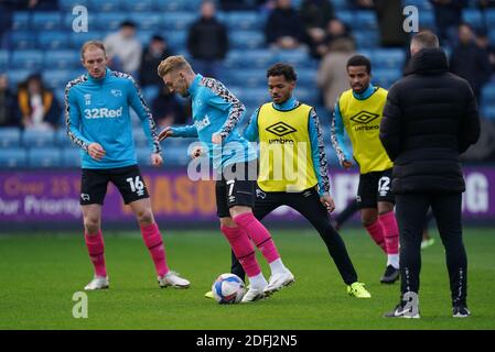 Derby County's Kamil Jozwiak (Mitte links) und Duane Holmes (Mitte rechts) wärmen sich vor dem Sky Bet Championship-Spiel in Den, London auf. Stockfoto