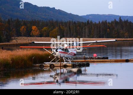 Bush Flugzeug Park am See - Alaska Stockfoto