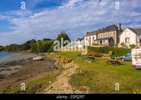 Treguier, Frankreich - 24. August 2019: Waterfront in Treguier oder Landreger ist eine Hafenstadt im Departement Cotes-d-Armor in der Bretagne im Nordwesten Frankreichs Stockfoto