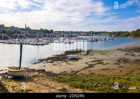 Treguier, Frankreich - 24. August 2019: Anlegeplatz in Treguier oder Landreger ist eine Hafenstadt im Departement Cotes-d-Armor in der Bretagne im Nordwesten Frankreichs Stockfoto