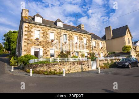 Treguier, Frankreich - 24. August 2019: Waterfront in Treguier oder Landreger ist eine Hafenstadt im Departement Cotes-d-Armor in der Bretagne im Nordwesten Frankreichs Stockfoto