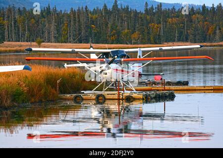 Bush Flugzeug Park am See - Alaska Stockfoto