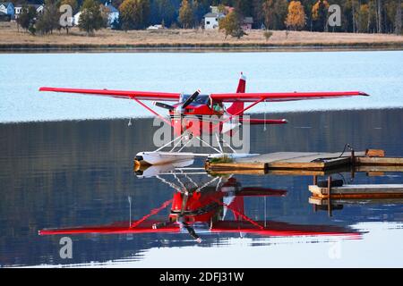 Bush Flugzeug Park am See - Alaska Stockfoto