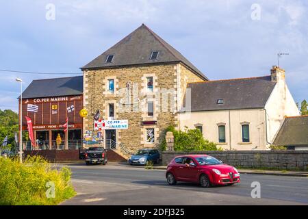 Treguier, Frankreich - 24. August 2019: Waterfront in Treguier oder Landreger ist eine Hafenstadt im Departement Cotes-d-Armor in der Bretagne im Nordwesten Frankreichs Stockfoto